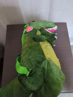 緑の恐竜型リュック
