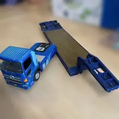 青いトラック ミニチュアモデル