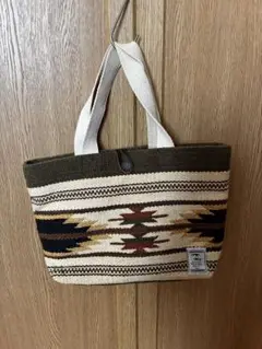 ストライプデザインのトートバッグ