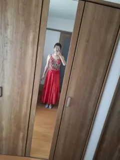 赤い刺繍入り社交ダンス