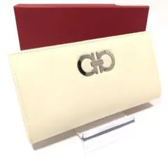 フェラガモ Ferragamo 長財布 白 アイボリー ガンチーニ 美品 箱付き