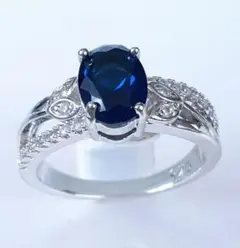 サイドにリーフデザインを用いた オーバルカットブルーサファイア czリング