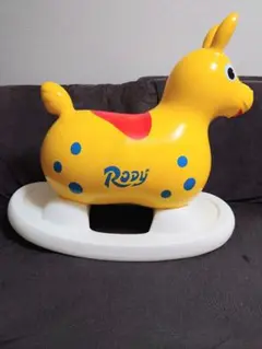 Rody イエロー 動物型おもちゃ　ロッキングベース付き