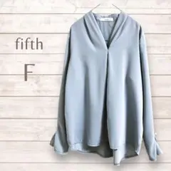 フィフス fifth ブラウス　パール　上品　くすみブルー　オフィスカジュアル
