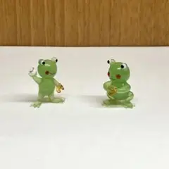 キャッチボールをするカエルたち　ガラス細工