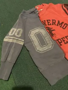 グレーと赤のトレーナー　ムチャチャ