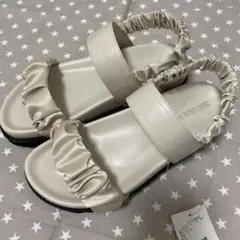 NATURAL BEAUTY BASIC フリルサンダル ベージュ