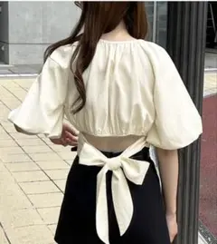 JUNOAH パフスリーブバックリボンショートトップス