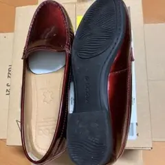 ワインレッドで気にいって買ったけれどちょっと小さいので売ります。23.5センチ用