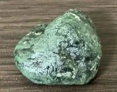 絶対お買い得！800円スタート！天照大神神話の美しい阿波神山緑翡翠原石！