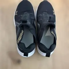 PUMA ブラック スリッポン スニーカー紐なし