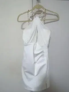 ホワイトハルターネックタイトドレス