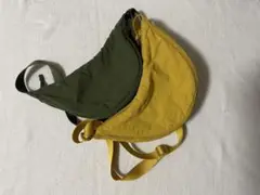 ハーフムーン型ショルダーバッグ