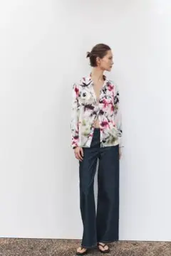 新品未使用　ZARA フラワー柄サテンシャツ