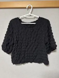 黒い立体テクスチャー半袖トップス
