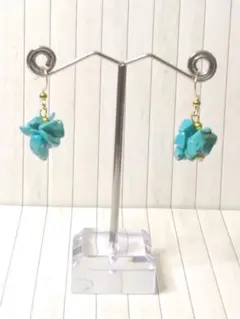 100ハンドメイドピアス/イヤリング ターコイズさざれ石