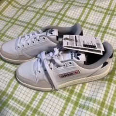 アディダス　スニーカー　タグ付き新品
