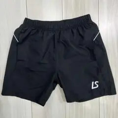 LSロゴ付き黒ハーフパンツ　150