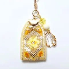 イエロー①　インド刺繍リボン　キーホルダーチャーム　ビーズ付き♪