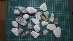 ..天然石　糸魚川採取　ヒスイ？キツネ石？石英？　詳細不明　合計436ｇくらい
