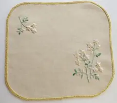 花柄刺繍のベージュ生地