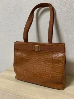 フェラガモ クロコ型押し ヴァラ トートバッグ