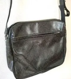 値下げ！ SAC 大きめ ショルダーバッグ パイソン柄