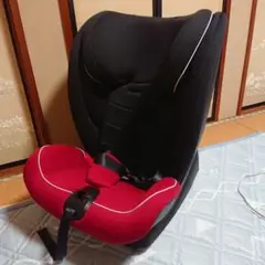 ジュニアシート 黒と赤のコンビネーション