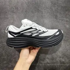 新作 HOKA ステルス テック ボンダイ 8 ケージド スニーカー