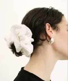 新品未使用　CLANE LINEN MEDIUM SCRUNCHI シュシュ　白 CLANE | LINEN MEDIUM SCRUNCHIE color：WHITE / BLACK In stock