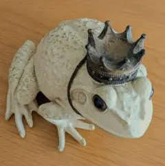 王冠をかぶったカエルの置物