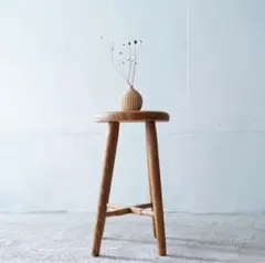 丸座面のスツール