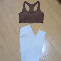UNIQLOブラウンスポーツブラとベージュレギンスセット