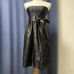 ブラックサテンストラップレスドレス