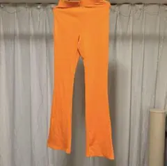オレンジ色カジュアルパンツ