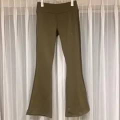 PUMA フレアパンツ オリーブ　レディース
