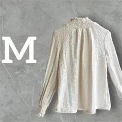 美品【M】刺繍調トップス カットソー シャーリングネック きなり 穴 ハイネック