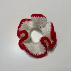 ハンドメイド　赤×白のシュシュ