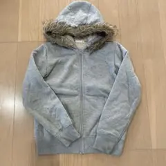 ユニクロ　ファー付きグレー ジッパーパーカー 150