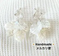 605.お花イヤリング✾匿名配送✾送料込み✾揺れるホワイト＆オーロラ花弁フラワー