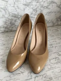 【極美品】ダイアナ　パンプス　ヒール　エナメル　ベージュ　ポインテッド　ラウンド