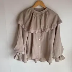 アールピーエス　フリル付きベージュシャツ