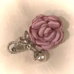 薔薇のモチーフブローチ