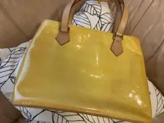 ヴィトンモノグラムのエナメルバック、未使用ただし変色あり