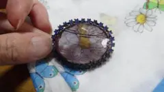 1ブローチ　ブルー紫石　貴金属の線は裏の留め具です