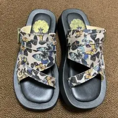 ScoLar スカラー 蝶柄プリント ストラップ サンダル ベージュ M