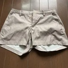 テーラーメイドのベージュショートパンツ