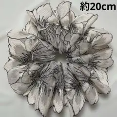 ハンドメイド ♡シュシュ フリル 薄いベージュに大きな花の刺しゅう入チュール