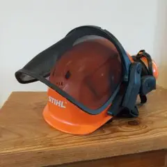 スチールのヘルメット