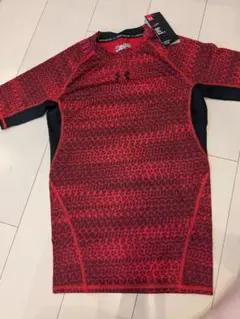 新品タグ付き　Under Armour アンダーシャツ MD レッド/ブラック